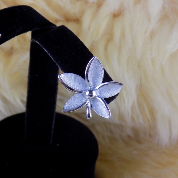 VINTAGE CROWN TRIFARI SILVER TONE FLOWER EARRINGS - Picture 3 of 6